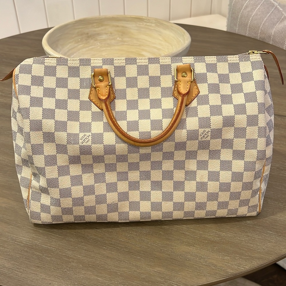 Authentic Gorgeous LOUIS VUITTON
Damier Azur Speedy 35